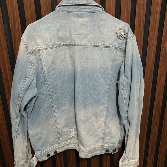 Guess Jean Jacket mint condition. Used like 3 times - Picture 5 of 6